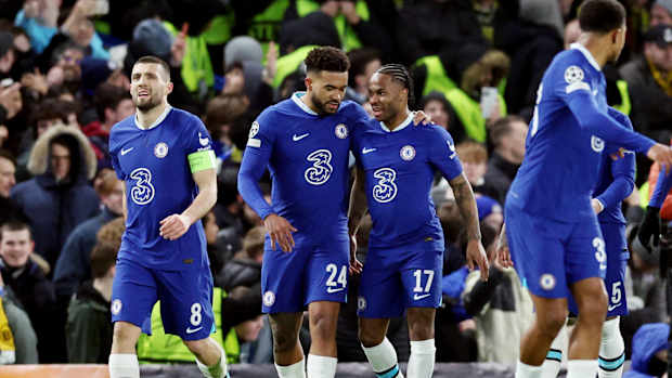 Raheem Sterling de Chelsea celebra su gol ante el Borussia Dortmund en Champions League